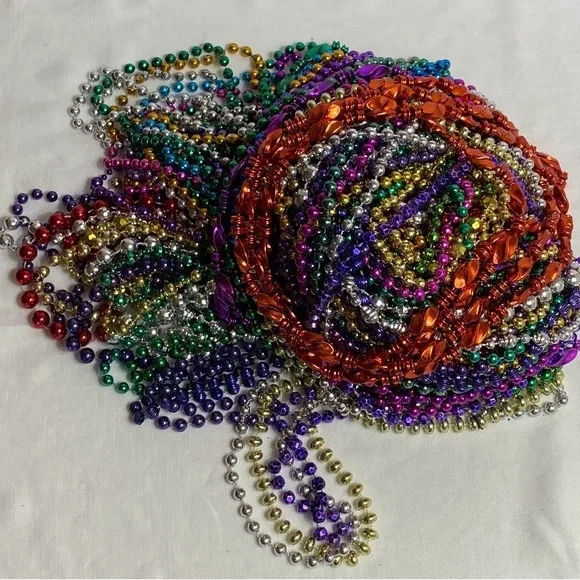 🦋SOLD🦋 40+ Strands Mardi Gras Bead Necklaces 1980’s - 2000’s - Picture 4 of 4